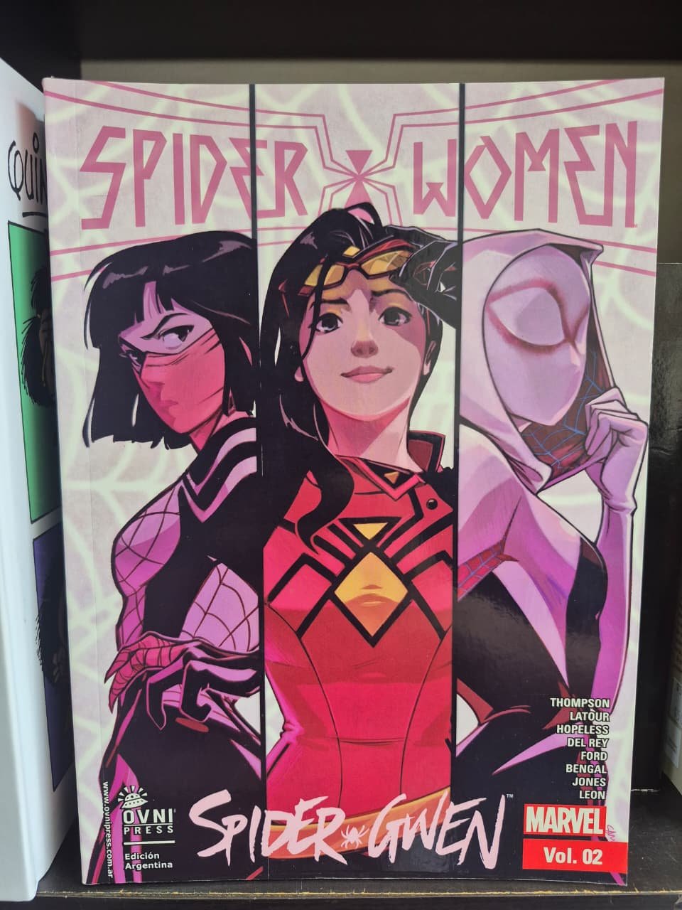Spider-Gwen se une a Silk y Spider-Woman en Spider-Women Vol. 02, una historia épica del multiverso Marvel.