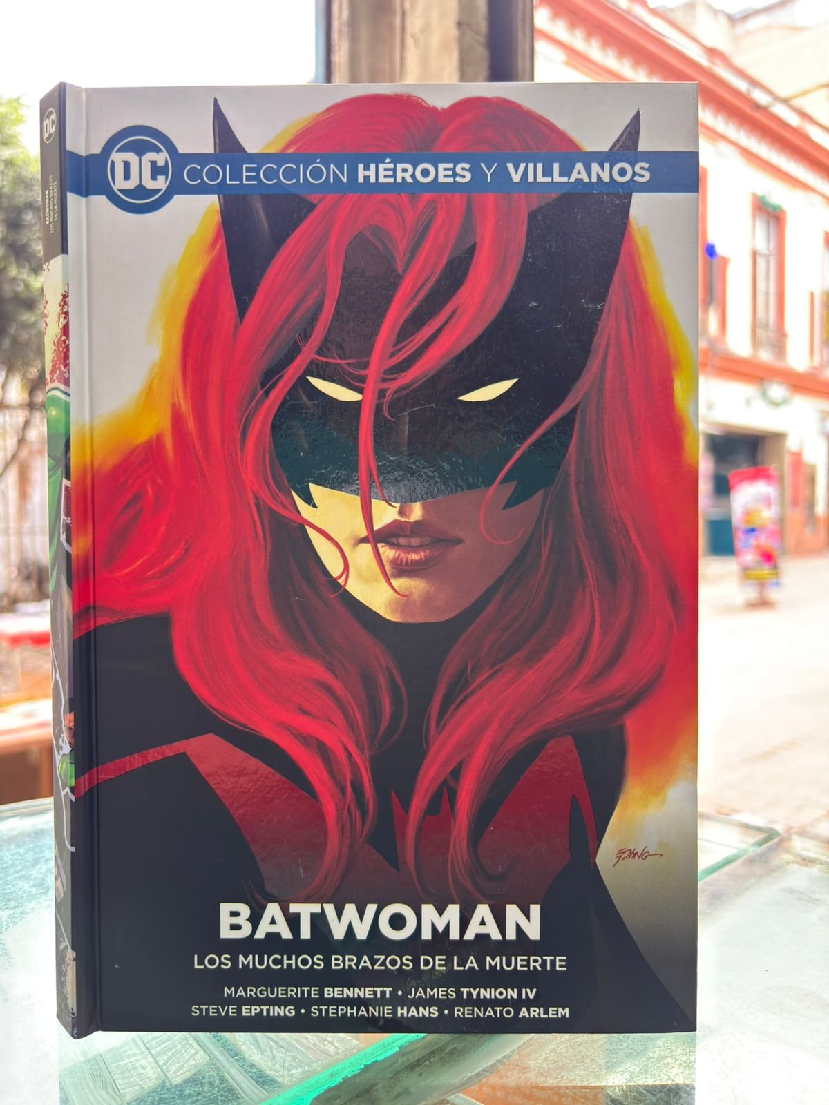 Batwoman: Los Muchos Brazos de la Muerte – Colección Héroes y Villanos – Cómic